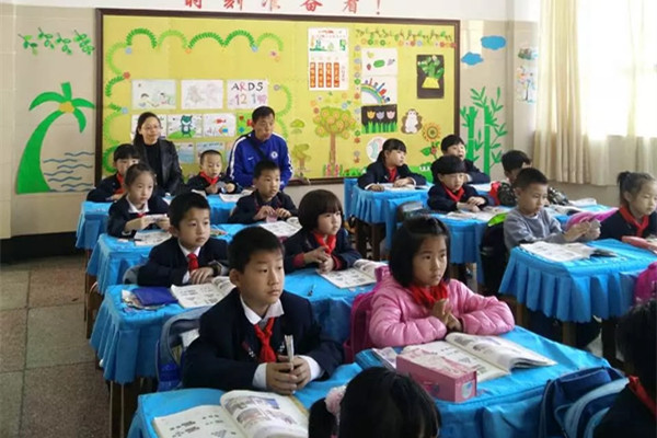 凤山小学进行教师教育教学工作月考核活动